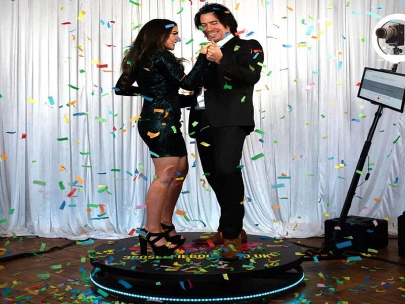 Couple de mariés sur la plateforme du photobooth 360 sous les confettis