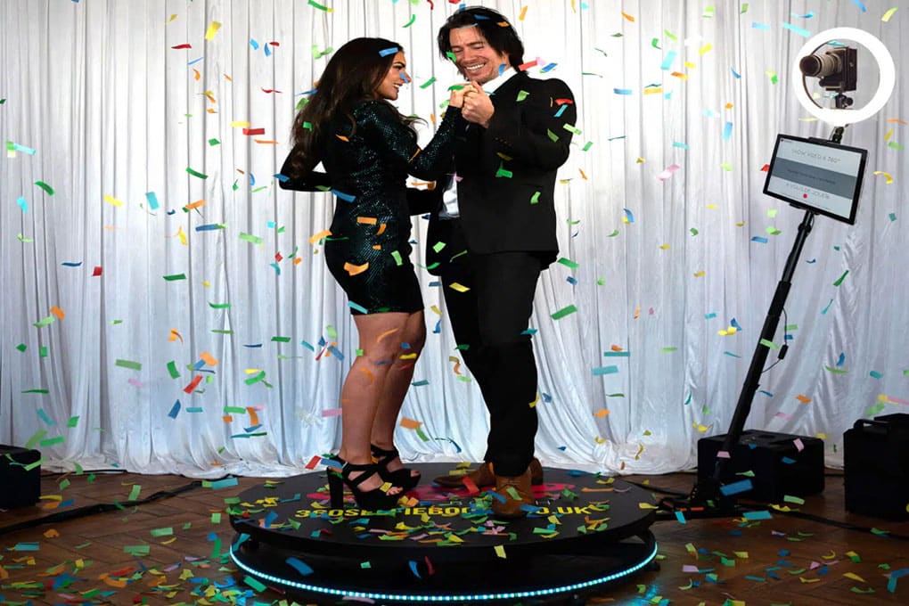 Couple de mariés sur la plateforme du photobooth 360 sous les confettis